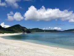 安室島ですっっっ！
なんていいお天気。素晴らしい景色。
途中、干潮になると砂浜でつながる小島がありました。
そうなると船の行き来はできませんので、帰りのお迎えの時間も他の人の予約（重ならないように）と潮位との兼ね合いで決めることになります。
何度か 船がやってきて、安室島に数組の人が思い思いの場所に基地を作りました。