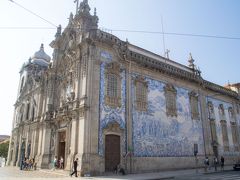 ほど近い場所に「カルモ教会（Igreja do Carmo ④」があります。
この教会自体は1756 ～1768年に建てられのですが、建物正面右横の壁は、1912年に追加されたアズレージョで一面覆われています。