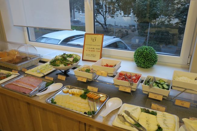 チーズ・ハムなどのコールド系はもちろん<br />ホットミールも2種類ありました！<br />