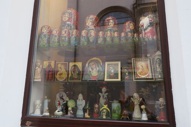 まだ朝早かったので閉まっていますが<br />近くにお土産屋さんもありました。<br /><br />なぜか、ロシアのマトリョーシカもあります。