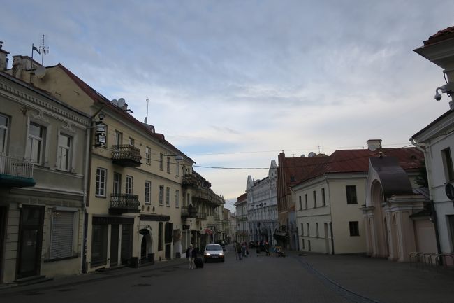 少しだけ晴れ間が見えてきました。<br />綺麗な街並ですね。<br /><br />リトアニアに来る前に、旅仲間から<br />「リトアニアはしっとりした印象」と聞いていたんですが<br />その通り「しっとり」感がありました。