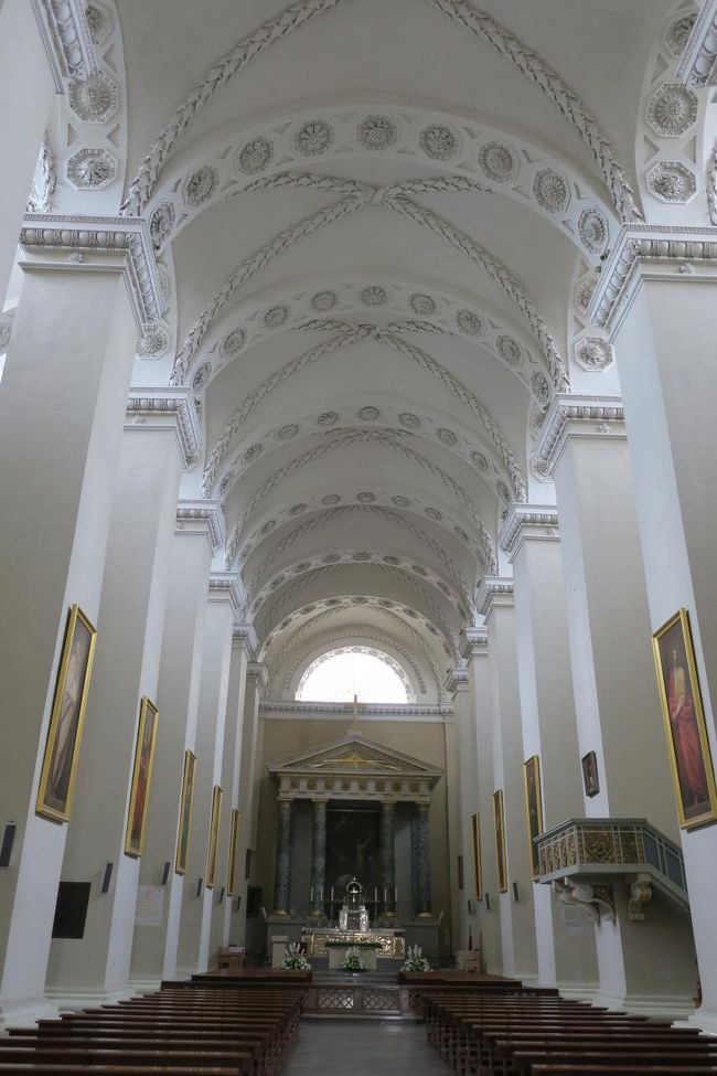 大聖堂は空いていたので、早速中に入ってみます。<br /><br />今まで見てきたヨーロッパの教会と比べて、とてもシンプルです。<br />荘厳な感じは無いですが、これはこれで綺麗でした。