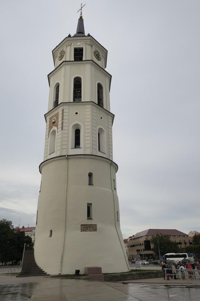 大聖堂の隣に鐘楼があります。<br /><br />登ってみよう！と思っていましたが<br />こちらはまだ開いていないようです。。<br /><br />この時は「また後で～」と思っていましたが<br />この後、別の鐘楼に登る事になったので、外観だけ(^_-)