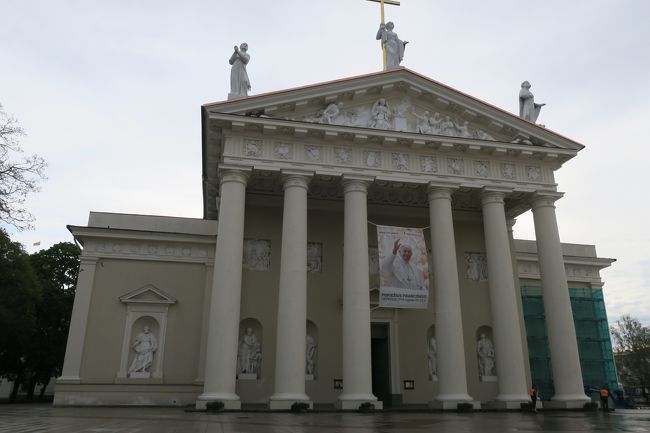 大聖堂まで歩いてきました。神殿のような外観です。<br /><br />9月22日にローマ教皇がバルト3国を訪問される<br />との事で、あちこちで横断幕を見かけました。<br /><br />訪問に備え、最近まで大改修(掃除?)をやっていて<br />シートだらけだったそうですが、綺麗な神殿の姿が見れて良かったです。