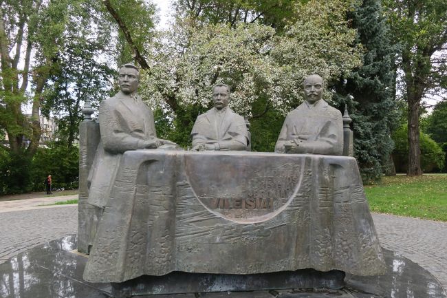 次は、聖ペテロ&amp;パウロ教会を目指します<br /><br />歩くのは好きで、徒歩20分や1km以内だと、つい歩いてしまいます。<br />旅が始まったばかりでテンションも高かったので<br />迷わず歩いて向かいましたが、体力温存や時間短縮の為にも<br />聖ペテロ&amp;パウロ教会へは、トロリーバスの利用をお勧めします！<br />(バス停やバスの時刻は、GoogleMapが便利です)<br /><br />歩いていると、珍しい銅像に出会いました。<br /><br />■「Google Mapに隠された「オフラインマップ」機能が、海外旅行で超役立った話」<br />http://enjoy.sso.biglobe.ne.jp/archives/oversea_map/<br />