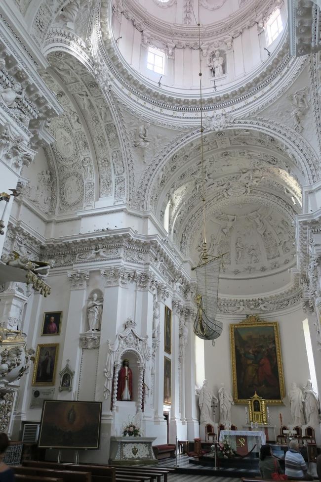 聖ペテロ&amp;パウロ教会の内部はとても豪華です！！<br /><br />細かい彫刻がたくさんあって、圧倒されました。<br />時間帯によって見え方も変わる、との事で<br />とても見応えのある教会でしたヽ(^o^)丿