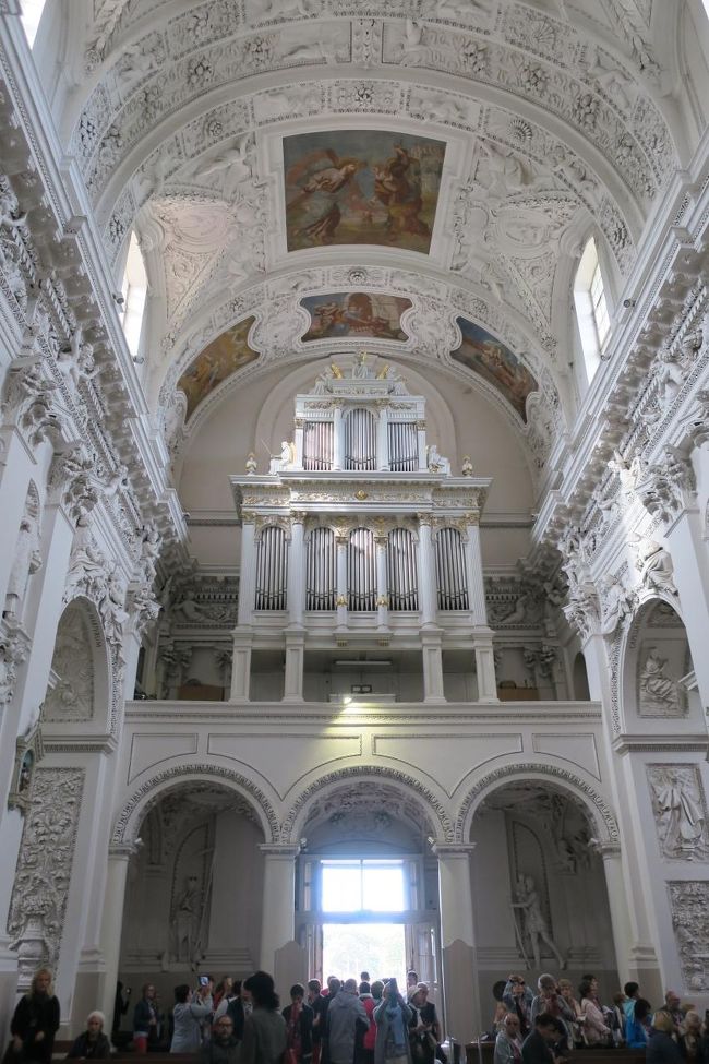 聖ペテロ&amp;パウロ教会は、団体も多いので<br />静かに見たいなら、9時前がいいかもです。<br />(私が見学したのは、10時ぐらいだったと思います)<br /><br />ちなみに、入口で寄付を呼び掛けていて<br />何となく素通りしにくかったので、気持ち置いていく事に。<br /><br />寄付だけど、箱に「1ユーロ」と書いていました(^^;)<br />