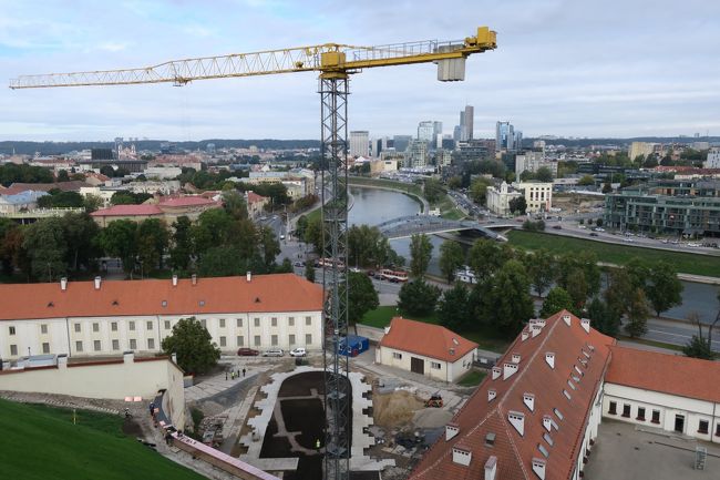 ネリス川側の景色です。<br /><br />旧市街とは対照的に、近代的な建物が<br />ぞくぞくと建設中、という感じでした。