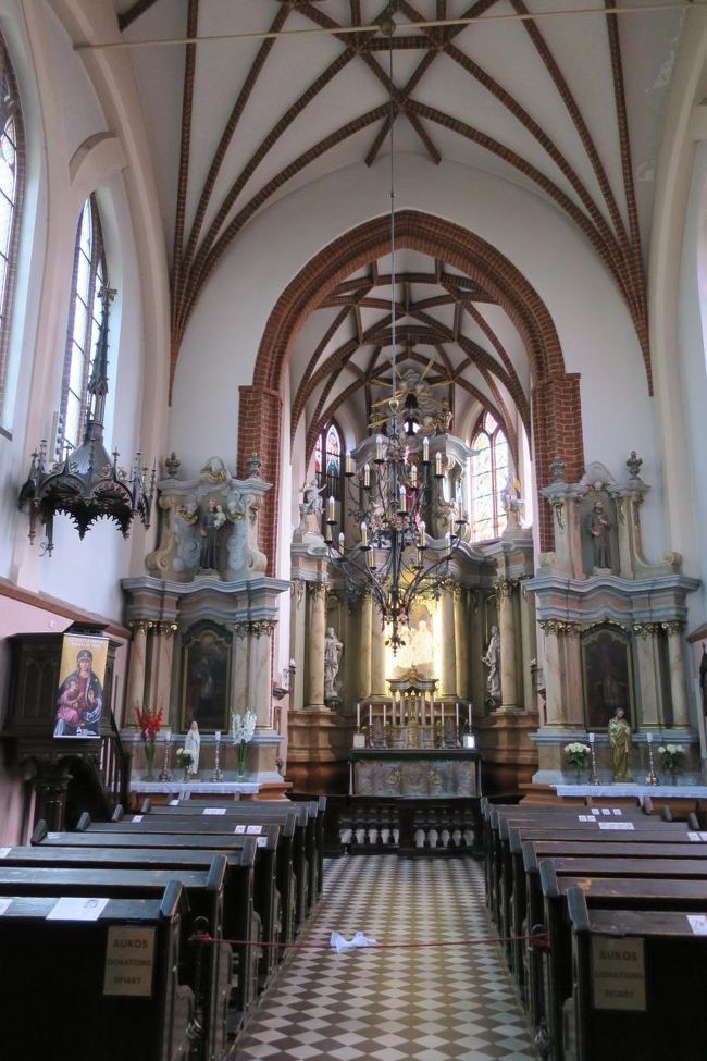 やっとお目当ての教会に到着！<br /><br />これは「聖アンナ教会」だと思います。<br />(教会が2つ横並びなので、ちょっと裏覚えです)<br /><br />内装は「しっとり系」です。