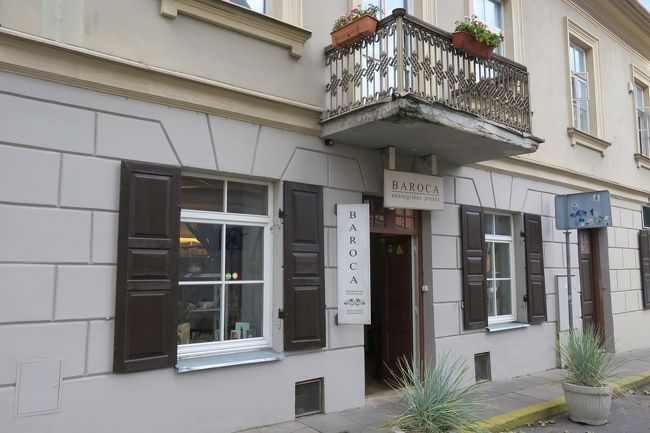 「聖アンナ教会」「ベルナルディン教会」と「ヴィリニュス大学」<br />の間には、細い道がいくつかあって<br /><br />その道沿いに、お土産屋(たぶんリネンが中心)が<br />結構ありました。