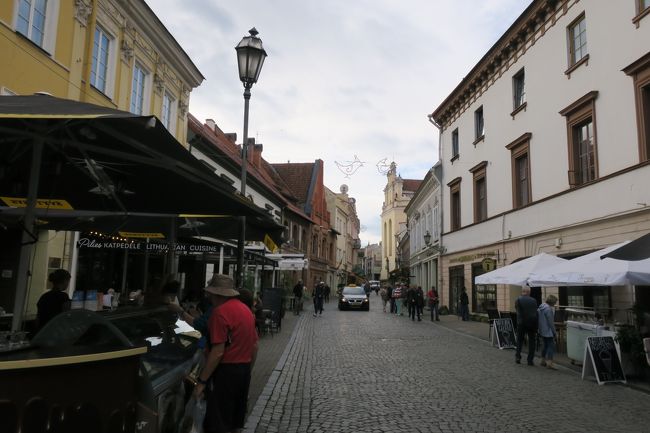 メイン通りへ戻ってきました。<br /><br />朝よりは人が集まっていて<br />遅めの朝食、早めのランチをしているようです。