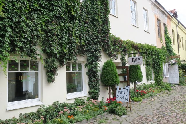 アイスを食べながらウロウロしてたら<br />どうやら、お土産屋(リネンショップ)の小路に入っていたようです。<br /><br />可愛らしいお店が並んでしました。