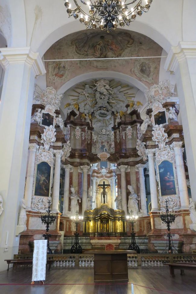 さて、次はビリニュス大学へ向かいます。<br /><br />入り口の付近にチケット売り場がありますが<br />そこで「キャンパス？」「タワー？」と聞かれ<br /><br />鐘桜があるのは知ってたのですが、<br />ここでのお目当ては「四季」のフレスコ画だったので<br />どうしようかと迷いましたが<br /><br />ここでなぜか「タワー」のチケットは<br />「キャンパス」＋「タワー」なのかなと、勝手に勘違いし(^^;)<br />「タワー」と答えてチケットを買います<br /><br />タワー近くの入口から入ってすぐに、大きな中庭があり<br />すぐそばに「聖ヨハネ教会」があるので、まずはここを見学です。<br /><br />この教会はとても大きくて、祭壇も見応えありました。<br /><br />■ビリニュス大学(構内地図)<br />https://www.vu.lt/en/about-vu/maps-and-pictures