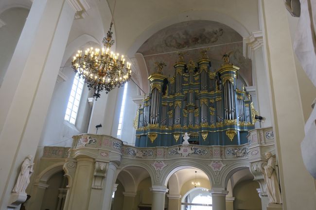 後ろには立派なパイプオルガンもありました。<br /><br />教会内部には、側面に小さな部屋がいくつかあって<br />展示物なんかもあったんですが<br /><br />その中の1つの部屋で、どうやらお葬式(お通夜)が行われている部屋がありました。<br /><br />観光客は(私も含め)、入り口の案内の文字が読めず<br />よく分からず、その部屋に入ってしまいました…<br /><br />教会は当然ですが、日本の神社・お寺のように「観光地」ではなく<br />普段の生活に密着したものなので<br />こういう場所では、注意が必要ですね。。。<br /><br />