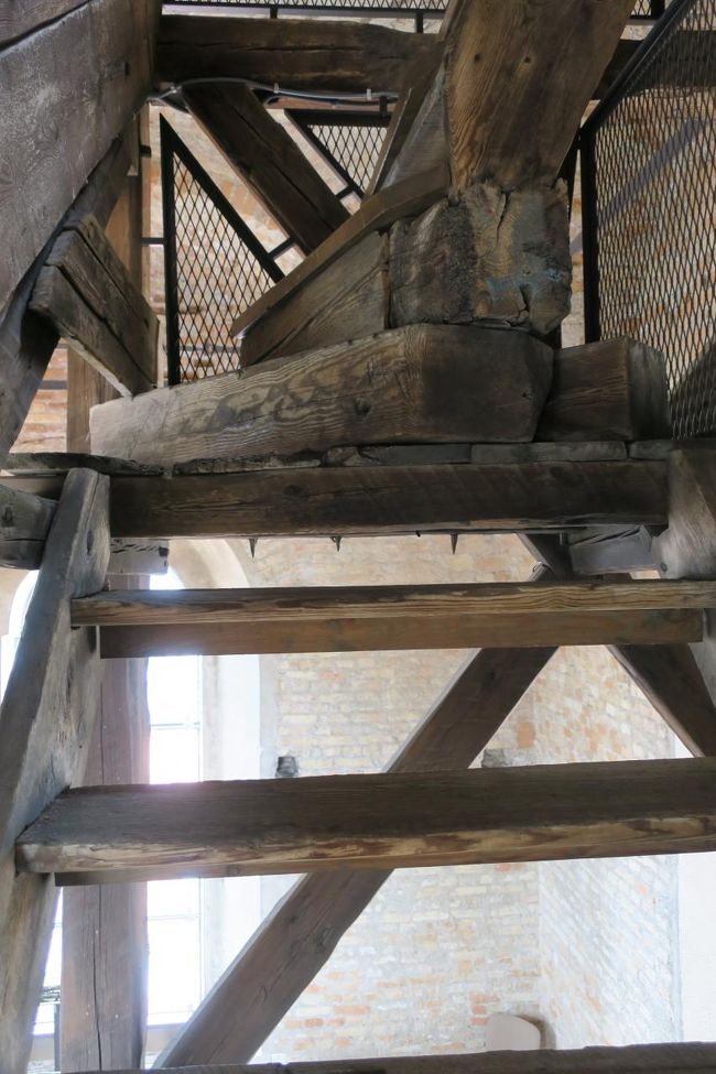 階段見つけたのはいいけど<br />この階段…めっちゃ怖いです！( ﾟДﾟ)<br /><br />木なんですが、、、大丈夫！？<br />段差結構あるし、抜けそうやし(笑)