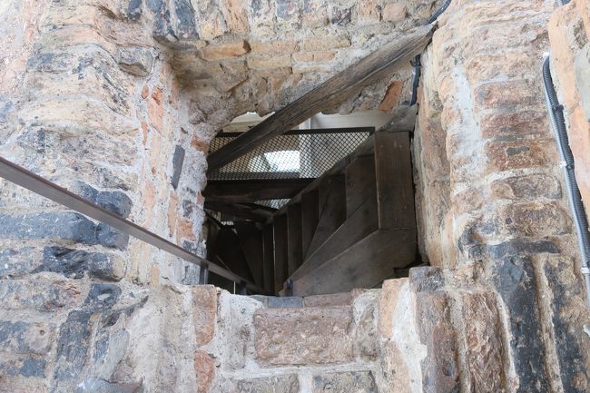 降りる時にとった画像です。<br />普通に「穴」ですね(笑)<br /><br />今までヨーロッパの色んな塔に登ってきましたが<br />よく「大人1人しか通れない階段を登って…」と地球の歩き方に書いていますが<br />まぁ、頑張ればなんとか「離合」せずに行ける幅が多かったんですが<br /><br />ここは間違いなく「大人1人しか通れない」です<br /><br />ちなみに「離合」って福岡の方言だったの！？と最近知ってビックリです('Д')<br />■「離合」は共通語じゃありません<br />https://j-town.net/tokyo/research/results/125093.html?p=all