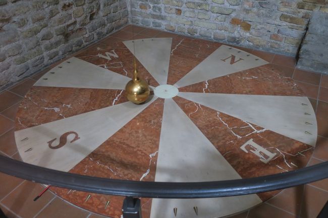 入った時は気づかなかったですが<br /><br />出入口付近に、大きな羅針盤と振り子がありました。<br />大学っぽいです。何かの研究に使うのかなぁ。