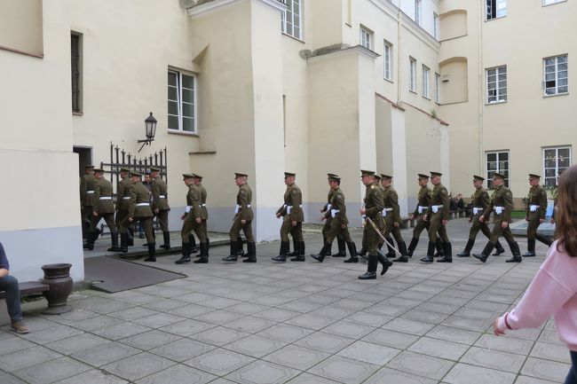 再びキャンパスへ戻ると<br />軍隊さん？が行進していました！<br /><br />たまたまなのか、そういう学部があるのか…<br />帰国後HP見てみたけど、よく分かりませんでした。。。<br /><br />■ビリニュス大学<br />https://www.vu.lt/en/