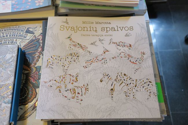 次は、キャンパス内にある書店に行ってみます<br /><br />すごい綺麗な本屋さんでしたが、普通に学生さんがいて<br />迷惑になるかもなので、内部の写真は控えました<br /><br />表紙が綺麗な本があって、こちらは思わずパチリ<br />塗り絵的な本で、デザイン関係の書籍だと思います。<br /><br />■世界一美しい大学ではないか？美術館みたいなオシャレ大学に行ってみた<br />https://trip-s.world/vilnius-university