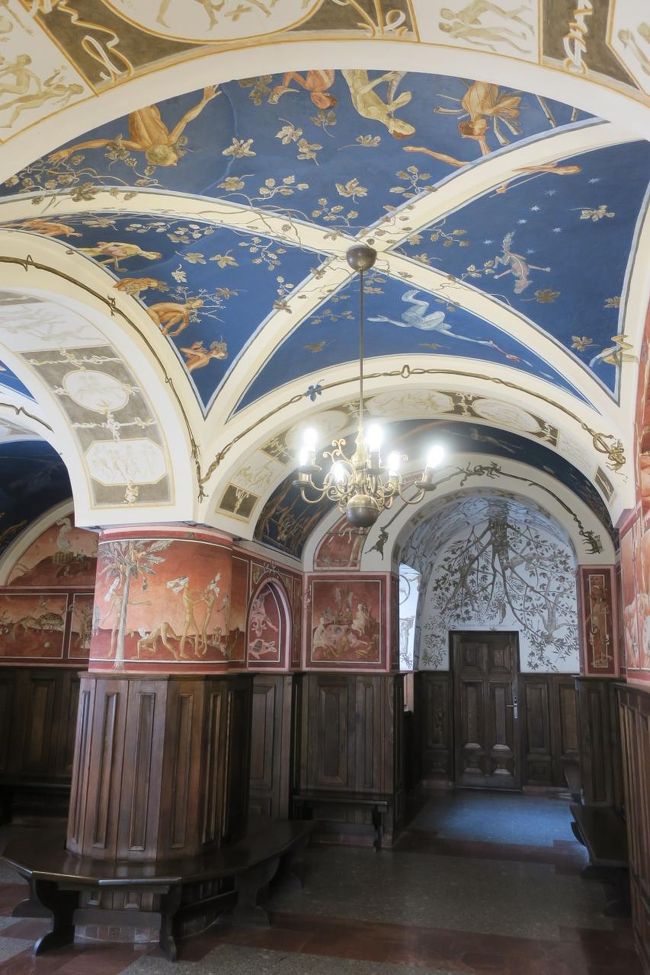 次は、本命の「四季」のフレスコ画を見に行きます。<br /><br />案内図とかが見当たらず…チケット売り場に行って<br />「フレスコ画はどこですか？」と聞くと<br /><br />「あれ、タワーだけじゃなかった？チケット持ってる？」と聞かれました<br />先程購入したチケットを見せると、<br />どうやらこれは「タワーのみ」のチケットとの事。<br />あら、、、キャンパス内はチケット無しでタダ見していたのね…(^^;)<br />ごめんなさい！<br /><br />改めて「キャンパス見学」のチケットも購入し地図で教えてもらいました。<br /><br />お目当てのフレスコ画はどうかといと…<br />あるあるですが、地球の歩き方の写真がめっちゃ綺麗なんで<br />個人的にはちょっと、期待し過ぎた感がありました(^^;)<br /><br />まぁ、綺麗は綺麗でしたが…<br /><br />ここで観光客(1人旅と思われる方)に話かけられ、<br />英語だったので会話は全部聞き取れなかったんですが<br />多分「古書室」を探しているようでした。<br /><br />私が分からなかったので、大学の職員だと思われる方に再度聞いていましたが<br />首を振っていたので、個人での当日の「古書室」の見学は難しいのかもです。<br /><br />■ビリニュス大学(構内地図)<br />https://www.vu.lt/en/about-vu/maps-and-pictures<br />・「F」が書店」University bookshop “Littera” <br />・⑨⑩の間の建物(だったかなぁ。。正確に覚えていません)に入口があって、<br />   階段の前に、画像のフレスコ画と「→こちらへ」と書いてある紙が<br />   張り出されいます。 階段を登るとここへ辿り着けます！<br />   場所の名称は「言語学部2階ホール」のようです。<br />(場所は全くの裏覚えです…正確な場所はチケット売り場で聞いてみて下さい！)