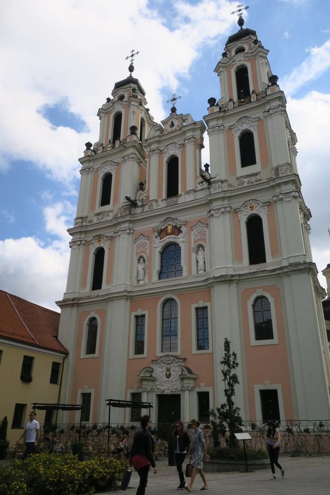 ビリニュス大学を出て、近くの教会巡りに向かいます<br /><br />まずは「聖キャサリーン教会」です<br />入口は、残念ながら閉まっていました…<br /><br />