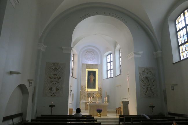 今度は扉が開いていたので、中に入っています。<br /><br />ロシア正教だからでしょうか、ヨーロッパにある教会とは趣が違って<br />内部も祭壇もスッキリしています。<br /><br />■The Church of St Parasceve in Vilnius<br />https://www.tripadvisor.jp/Attraction_Review-g274951-d290764-Reviews-Orthodox_Church_of_St_Paraskeva_Pyatnickaya-Vilnius_Vilnius_County.html