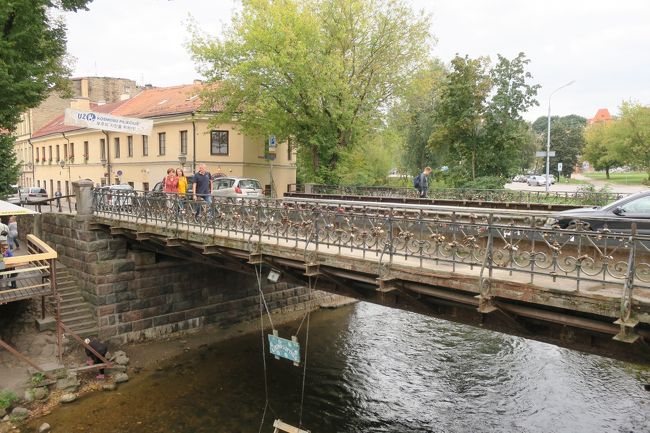 次は「ウジュピス」を散策です。<br /><br />入口までやってきました。<br />ここは入口の橋で独立記念日には、パスポートチェックをするらしいです。<br />面白いですね～<br /><br />韓国と親交が深いのか、韓国語の横断幕がありました。<br />