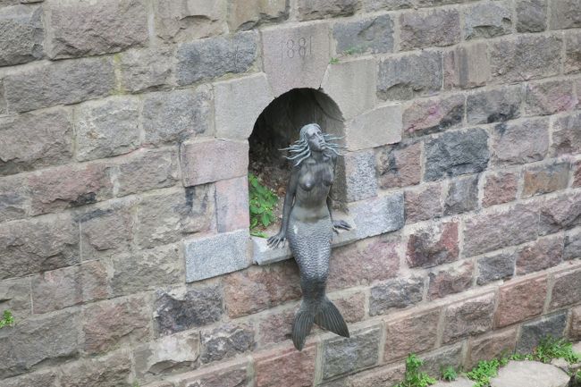 あるあるな「見つけると幸せになる」銅像、人魚像です。<br /><br />見つけるというか、、、<br />橋のすぐ側にあって、向かいにはカフェがあって<br />この像を見ながら、お茶できるようです。