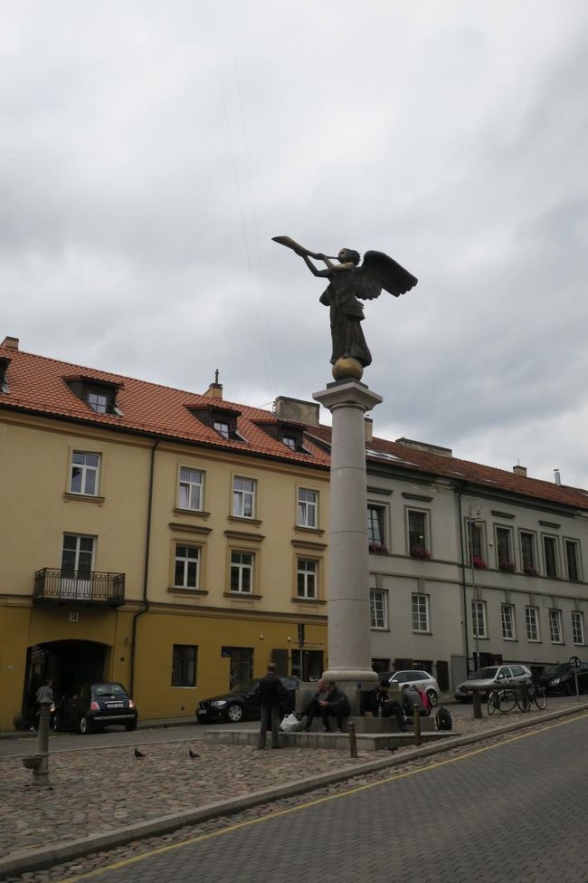 「ウジュピスって何があるのかなぁ」とブラブラ歩いていたら<br />「天使像」までやってきました。<br /><br />多分ここが中心で、この先にお土産屋とかお店があるのかもです。<br />私は、ここはもういいかな(笑)と思い<br /><br />近くにあったスーパー「Rimi」でお水とパンを買って<br />食べ歩きしながら一旦ホテルへ帰る事にしました。<br />そう言えば、ここで買った水<br />普通に炭酸入りのペットボトルの水を買ったんですが<br />何かしょっぱかった記憶です。あれ、何だったんだろ。。。