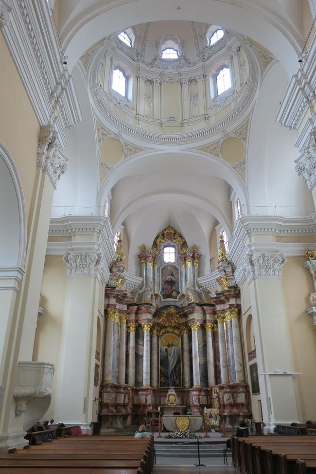 こちらも、内部はスッキリですが<br />天井が高くて、広々としています。<br /><br />どうやら夜はライトアップされるようで、見てみたかったです。