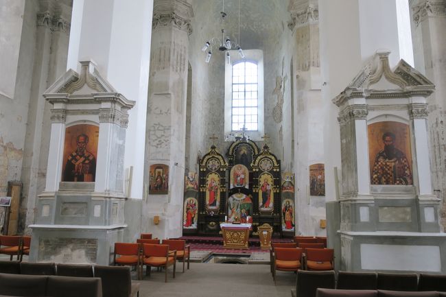 夜明けの門の手前に「聖三位一体教会」があったので<br />覗いてみました。<br /><br />ここも、内部・装飾はスッキリです。<br />