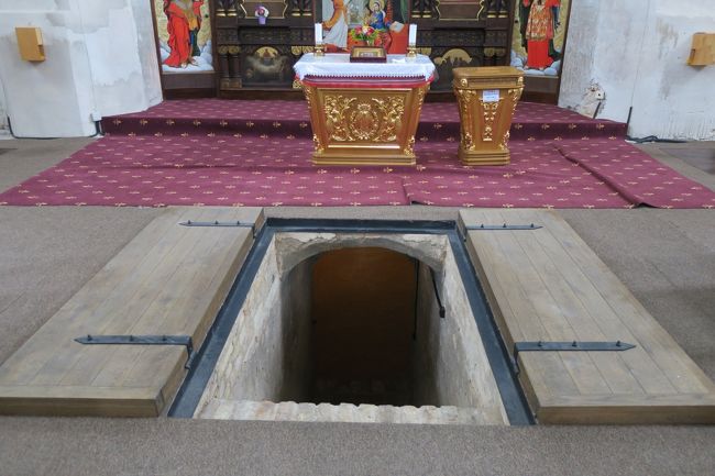 祭壇前に、地下通路への入口？がありました。<br /><br />この写真を撮っていた時に、入口が「バタンッッ」と<br />大きな音を立てて閉まったので、めっちゃビビリました(^^;)<br /><br />教会には、私とカップルの観光客1組だけで<br />もし、1人だったら、半泣きだったと思います(笑)<br /><br />カップルは微動だにせず、熱心に見学していましたが…<br /><br />ドアが開いていないと、「ここは入れないのね」と思う事が多いので<br />帰る時に、全開にして帰りました。