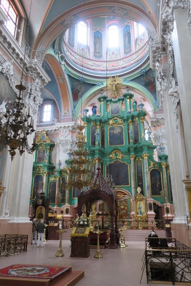 ここは、今までに見た事無い色使いの教会です。<br />独特な「緑」ですね。何緑だろう…<br /><br />バルト3国はロシア寄りの為か<br />教会は南ヨーロッパとは全然雰囲気違いました。<br /><br />好みがあるとは思いますが、<br />私はイタリア・スペイン・ポルトガルにあった<br />細かい彫刻が施されて、荘厳・重厚な感じがする教会の方が好みです。<br /><br />好みは人それぞれですが<br />違った雰囲気の物を味わえるのは、旅ならではですね！<br />