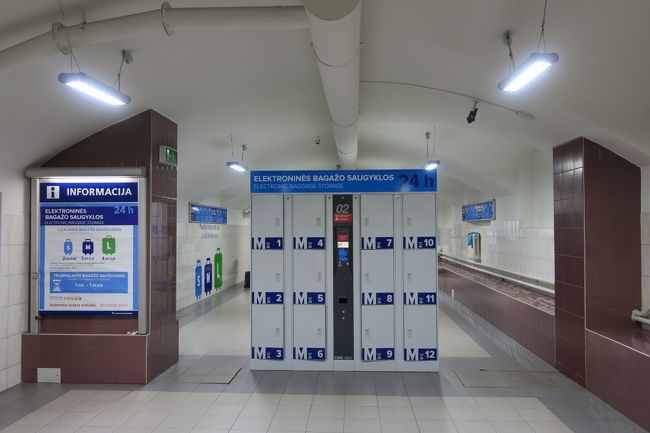 ホテルに戻る前に、明日は午前中に「カウナス」へ行く予定なので<br />ビリニュス駅に行ってみました。<br /><br />小さな駅なので、切符の購入やホームへ移動などは<br />迷わず出来そうです。<br /><br />地下に大きなロッカーもありました。24h使えるようです！