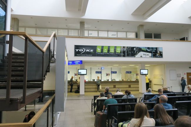 ここも分かりやすいですね<br /><br />バスターミナルの中に入ると、画像の切符売り場です。<br />地下に有料のトイレがありました。使用料は0.5ユーロでコインのみ使えます。<br />トイレットペーパーは洗面所近くにあるので、自分で必要な分取る方式でした。<br /><br />切符売り場の先が、バス乗り場です。<br />バス乗り場前は、待合室(部屋)は無いので<br />時間になったら、バス乗り場へ向かう感じでした。