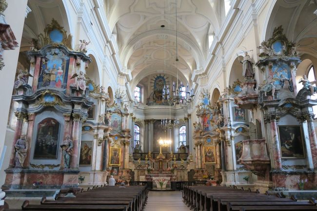 一旦ホテルに戻り、少し休憩した後、再び旧市庁舎を目指します。<br /><br />この日の夜は、旅仲間の方と夕食を食べる約束をしていました。<br />旅仲間はいつものように、「地球の歩き方 旅仲間」で募集しました。<br /><br />朝は開いていなかった「オールセイント教会」が開いていたので<br />中に入ってみます。<br />ここも、今までに見た事ない配色です！<br />青とピンクで、個性あります。<br /><br />■地球の歩き方 旅仲間<br />https://bbs.arukikata.co.jp/index.php/kind/3/