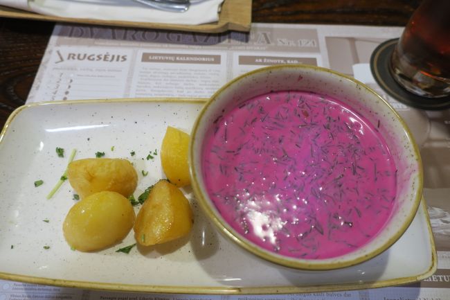 初めての街は、分かりやすい所に集合するようにしています。<br /><br />その街のシンボルとなる場所や、観光案内所がお勧めです。<br />場所が決まっていれば、お店前集合もいいですね。<br /><br />今回は旧市庁舎の観光案内所の前に待ち合わせして<br />旅仲間さんお勧めのお店へと向かいました。<br /><br />まずはリトアニア(バルト3国)名物の、ビーツのスープです。<br />好き嫌い別れるようですが、サッパリしてますが私は好きな味でした！<br /><br />■Etno Dvaras<br />https://www.tripadvisor.jp/Restaurant_Review-g274951-d941394-Reviews-Etno_Dvaras-Vilnius_Vilnius_County.html