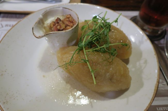 こちらは、リトアニア名物の「ツェペリナイ」です<br />ジャガイモお団子ですが、中にお肉が入っていて<br />めっちゃ美味しかったです！<br /><br />ジャガイモがお腹にたまります(^^)<br /><br />チップは10%ほど置いていきました。