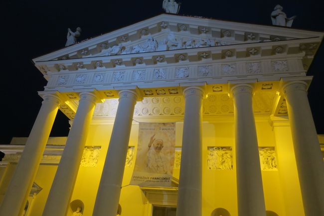 デザートはお店を変えよう、という事になり<br />再び大聖堂の付近を歩きました。<br /><br />ライトアップが綺麗です！