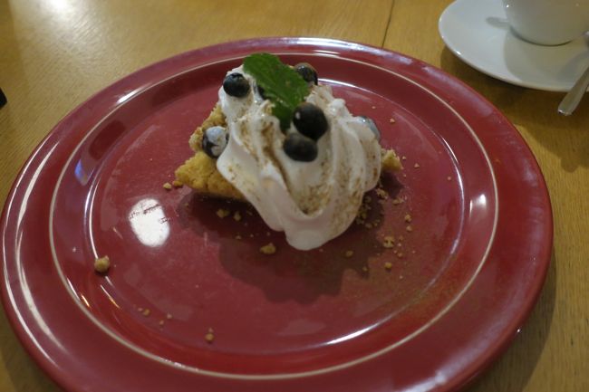 雨が降ってきたので、近くのカフェに入る事に<br /><br />デザートは、リトアニア名物を聞いてみましたが、名物は無いらしく<br />お店のお勧めを頼んでみました。<br /><br />こちらはアップルパイです。シナモンが効いて美味しかったです(*^-^*)