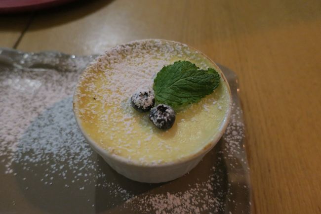 こちらは、チーズケーキだったかなぁ(^^;)<br />甘さ控えめでとっても美味しかったんですが<br />なんで忘れちゃうんだろう…<br />ここでも、チップは10%ほど置いていきました。<br /><br />旅仲間の方がリトアニアに詳しかったので、色々お話を聞いたところ<br />「カウナス」「シャウレイ」「トゥラカイ」がお勧めとの事<br />「天気が良ければ、トゥラカイとか綺麗でいいですよ」の言葉に惹かれ<br />ホテルに帰って「トゥラカイ」を調べてみる事にしました。<br /><br />旅仲間の方とは、旅の話はもちろん、色んなお話ができて<br />郷土料理も満喫できたし、とても充実した時間を過ごせました。<br />ありがとうございます！