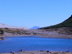 鶴ヶ池から向こうに見えるのは槍ヶ岳だと主人が申しております。
