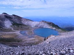 頂上剣ヶ峰まで後少しの所まで来ました。
あれは権現池という池。
このあたりは丁度東西の景色が見えるのですが風が強い。
身体を持って行かれそうになるくらいの強風が吹いています。
