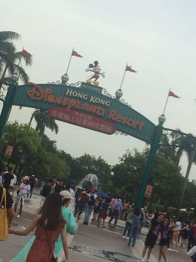 なんとあっという間、15分ほどで到着。<br />だいたい130HKD。<br />到着した頃は土砂降りでしたが、エントランスに着いた時には小雨になっていて、、<br />香港の空に感謝っ！