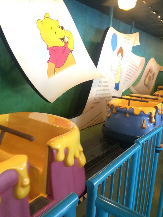 ファストパス利用しなくとも30分ほどで入れたハニーハント。<br />せっかくなのでファストパスで。<br />日本とちょっぴり違うハニーハント。<br />小さい子は怖がっているシーンが多かった印象w