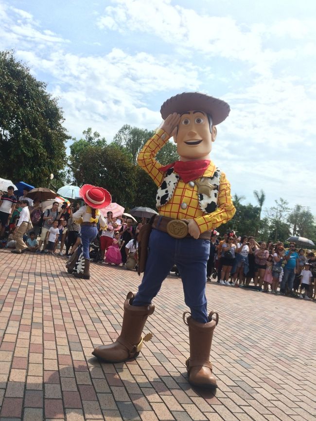 雨もすっかり止んで<br />ショーは全制覇。お天気に感謝です。<br />どのショーも開始15分くらい前にスタンバイしても最前列という日本では考えられない状況。存分に楽しみました♪