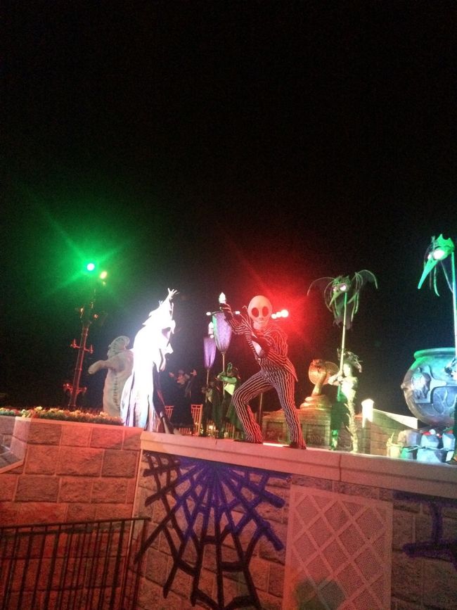 昼はミッキーミニーたちの可愛ハロウィン。<br />夜は打って変わってヴィランズハロウィン。迫力と馴染みのある曲調でしばらく頭から離れませんでした。