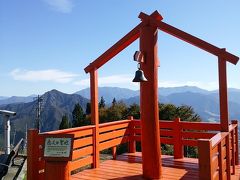 20分間隔の湯沢高原ロープウェイに駆け込みました。約7分で頂上です。
山頂駅を出ると鐘がありました。