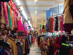 テッカセンター2階。
インド系衣装たくさん！
店の前にミシンが置かれていました。
オーダーメイドも可なのかな。
ちなみにミシンはほぼJUKI。