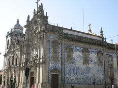 この側面いっぱいにアズレージョが施されている教会は、「カルモ教会」です。
